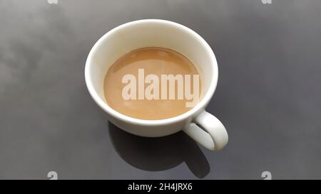 Tasse Kaffee mit Milch Stockfoto