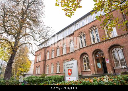 Oldenburg, Deutschland. November 2021. Vor dem Landgericht Oldenburg steht ein Schild. Ein Mann soll hier am Mittwoch vor Gericht stehen, weil er angeblich gefälschte Goldbarren und Krügerrand-Münzen über eine Online-Plattform verkauft hat. Dabei soll er Schäden von rund 40,000 Euro verursacht haben. Kredit: Mohssen Assanimoghaddam/dpa/Alamy Live Nachrichten Stockfoto