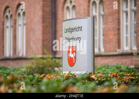 Oldenburg, Deutschland. November 2021. Vor dem Landgericht Oldenburg steht ein Schild. Ein Mann soll hier am Mittwoch vor Gericht stehen, weil er angeblich gefälschte Goldbarren und Krügerrand-Münzen über eine Online-Plattform verkauft hat. Dabei soll er Schäden von rund 40,000 Euro verursacht haben. Kredit: Mohssen Assanimoghaddam/dpa/Alamy Live Nachrichten Stockfoto