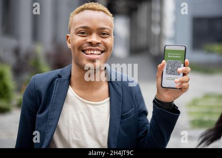 Man-Show-Telefon mit Coronavirus-Impfungs-App Stockfoto