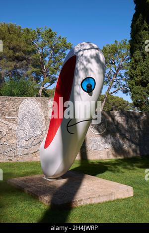 Frankreich, Alpes Maritimes, Saint Paul de Vence, die Maeght Fondation, Personnage (Aubergine) von Joan Miro (1972) im Skulpturengarten Stockfoto