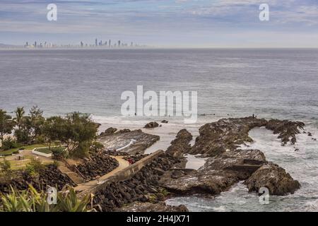 Blick auf Snapper Rocks mit der Gold Coast im Hintergrund, von Tweed Heads in NSW, Australien Stockfoto