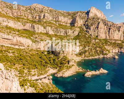 Frankreich, Bouches du Rhone, Nationalpark Calanques, Marseille, Calanque de Sugiton und Rocher Le Torpilleur (Luftaufnahme) Stockfoto