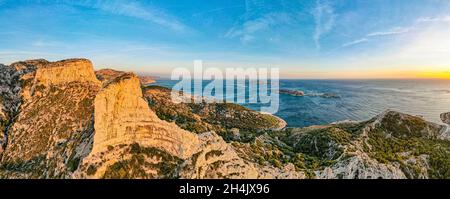 Frankreich, Bouches du Rhone, Nationalpark Calanques, Marseille, Sonnenuntergang über dem Goudes-Felsen, Jarre-Insel im Hintergrund (Luftaufnahme) Stockfoto