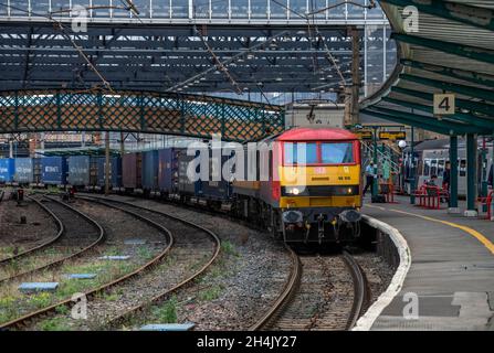 DB-Baureihe 90, 90-019, Elektrolokomotive Güterzug am Bahnhof Carlisle Stockfoto