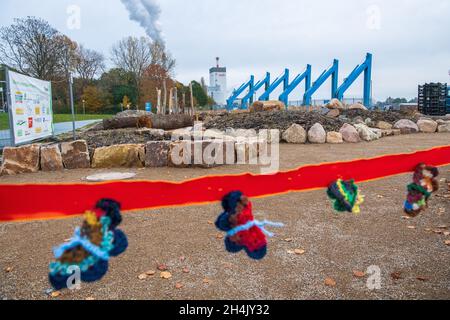 Bremen, Deutschland. November 2021. Der Insektenschau-Garten am Weser-Wehr. Bund Bremen hat gemeinsam mit anderen Naturverbänden einen 800 Quadratmeter großen Insektenschaugarten geschaffen. Mehr als 1000 Wildpflanzen und ebenso viele Blumenzwiebeln wurden gepflanzt. Die Pflanzen werden im nächsten Frühjahr Futter für Insekten liefern. Quelle: Sina Schuldt/dpa/Alamy Live News Stockfoto