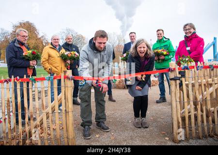 Bremen, Deutschland. November 2021. Josef Sandig, Landschaftsgärtner, und Heike Schumacher, Initiatorin, eröffnen den Insektenschau-Garten am Weser-Wehr. Bund Bremen hat gemeinsam mit anderen Naturverbänden einen 800 Quadratmeter großen Insektenschaugarten geschaffen. Mehr als 1000 Wildpflanzen und ebenso viele Blumenzwiebeln wurden gepflanzt. Die Pflanzen werden im nächsten Frühjahr Futter für Insekten liefern. Quelle: Sina Schuldt/dpa/Alamy Live News Stockfoto