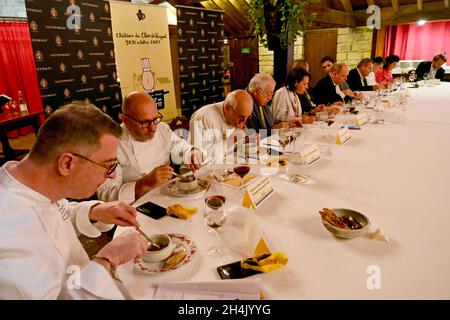 Frankreich, Cote d'Or, Kulturlandschaft des Burgund Klimazonen, die von der UNESCO zum Weltkulturerbe erklärt wurden, Route des Grands Crus (Straße der Vintage-Weine), Cote de Nuits Weinberg, Vougeot, Chateau du Clos de Vougeot, Weltmeisterschaft der Eier in meurette, die Jury unter dem Vorsitz von HSH Prinz Albert II von Monaco Stockfoto