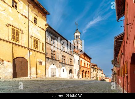 Saluzzo, Cuneo, Italien - 19. Oktober 2021: Straße Salita al Castello mit links dem Palazzo delle Arti liberali und dem alten Rathaus Stockfoto