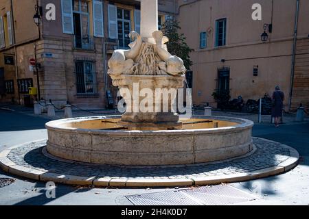 Aix en Provence, Frankreich - 28. September 2021: Das Brunnendenkmal Place des Quatre-Dauphins ist an einem sonnigen Tag im Herzen des Stadtviertels Mazarin zu sehen Stockfoto