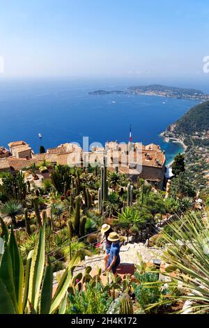 Frankreich, Alpes Maritimes, das Bergdorf Eze und sein exotischer Garten, der als herausragender Garten aufgeführt ist, Saint Jean Cap Ferrat im Hintergrund Stockfoto