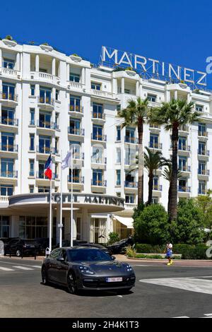 Frankreich, Alpes-Maritimes, Cannes, La Croisette, lange Promenade mit Palmen und Pinien, Majestic Hotel, Barriere Group Stockfoto