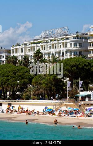 Frankreich, Alpes-Maritimes, Cannes, La Croisette, lange Promenade mit Palmen und Pinien, Majestic Hotel, Barriere Group Stockfoto
