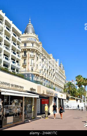 Frankreich, Alpes-Maritimes, Cannes, La Croisette, lange Promenade mit Palmen und Pinien, der Carlton Palast Stockfoto