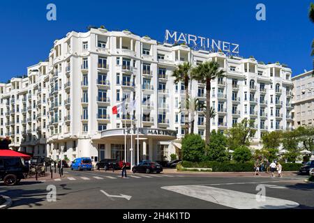 Frankreich, Alpes-Maritimes, Cannes, La Croisette, lange Promenade mit Palmen und Pinien, Majestic Hotel, Barriere Group Stockfoto