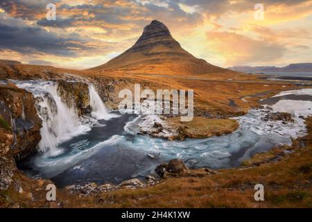 Kirkjufell Mountain und Kirkjufellsfoss bei Sonnenuntergang, Grundarfjordur, Snaefellsnes Peninsula, Island Stockfoto