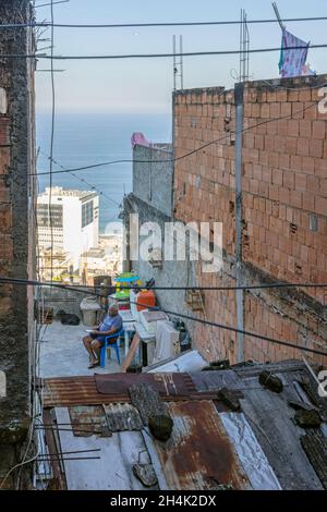 Brasilien, Rio de Janeiro, Favela Babilona, wenn die Lebensbedingungen in der Favela recht spartanisch sind, bieten die Dächer der Häuser ein unglaubliches Panorama am Strand von der Costa Rica Stockfoto