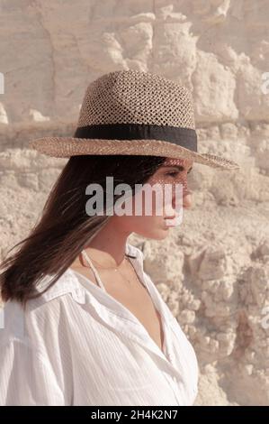 Porträt einer schönen Frau mit Strohhut am Strand, Mallorca, Spanien Stockfoto