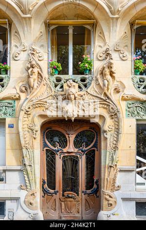 Frankreich, Paris, Lavirotte-Gebäude, im Jugendstil in flamem Sandstein, 29 Avenue Rapp, 7. Arrondissement Stockfoto