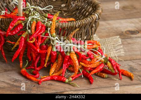 Rote Chot Chilischoten in einem Korb Stockfoto