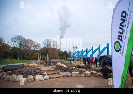 Bremen, Deutschland. November 2021. Der Insektenschau-Garten am Weser-Wehr. Bund Bremen hat gemeinsam mit anderen Naturverbänden einen 800 Quadratmeter großen Insektenschaugarten geschaffen. Mehr als 1000 Wildpflanzen und ebenso viele Blumenzwiebeln wurden gepflanzt. Die Pflanzen werden im nächsten Frühjahr Futter für Insekten liefern. Quelle: Sina Schuldt/dpa/Alamy Live News Stockfoto