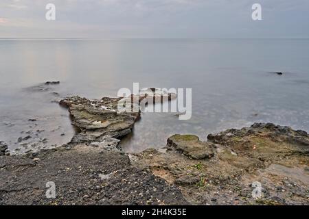 Sonnenaufgang am felsigen Strand von Sagunt. Stockfoto