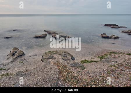 Sonnenaufgang am felsigen Strand von Sagunt. Stockfoto