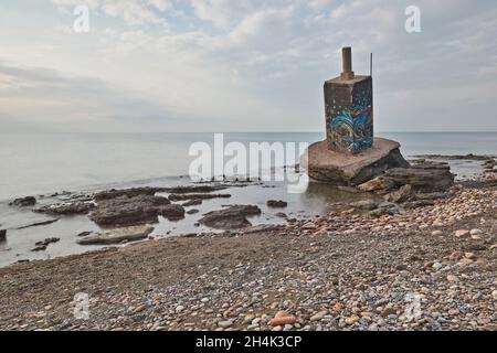 Sonnenaufgang am felsigen Strand von Sagunt. Stockfoto