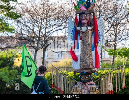 Hidden Garden, Glasgow, Schottland, Großbritannien, 03. November 2021. Totem Latamat, COP26: Dieses handgeschnitzte Totem ist für die COP26 9000 km von der mexikanischen Region Totonacapan nach Großbritannien gereist und hat eine Botschaft an die Staats- und Regierungschefs der Welt für die Notwendigkeit sofortiger Maßnahmen zur Störung der durch den Klimawandel verursachten Schäden übermittelt. Das 4,5 m hohe Kunstwerk befindet sich in den Hidden Gardens, wo während der Konferenz 100 indigene Ältere und ein heiliges Feuer stehen. Das Totem ist Teil von ORIGINS, einem einjährigen indigenen Kunst- und Kulturfestival Stockfoto