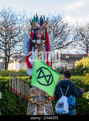 Hidden Garden, Glasgow, Schottland, Großbritannien, 03. November 2021. Totem Latamat, COP26: Dieses handgeschnitzte Totem ist für die COP26 9000 km von der mexikanischen Region Totonacapan nach Großbritannien gereist und hat eine Botschaft an die Staats- und Regierungschefs der Welt für die Notwendigkeit sofortiger Maßnahmen zur Störung der durch den Klimawandel verursachten Schäden übermittelt. Das 4,5 m hohe Kunstwerk befindet sich in den Hidden Gardens, wo während der Konferenz 100 indigene Ältere und ein heiliges Feuer stehen. Das Totem ist Teil von ORIGINS, einem einjährigen indigenen Kunst- und Kulturfestival Stockfoto