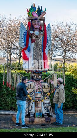 Hidden Garden, Glasgow, Schottland, Großbritannien, 03. November 2021. Totem Latamat, COP26: Dieses handgeschnitzte Totem ist für die COP26 9000 km von der mexikanischen Region Totonacapan nach Großbritannien gereist und hat eine Botschaft an die Staats- und Regierungschefs der Welt für die Notwendigkeit sofortiger Maßnahmen zur Störung der durch den Klimawandel verursachten Schäden übermittelt. Das 4,5 m hohe Kunstwerk befindet sich in den Hidden Gardens. Das Totem ist Teil von ORIGINS, einem einjährigen Indigenen- und Kunst- und Kulturfestival. Im Bild: Des Clarke interviewt Michael Walling, künstlerischer Leiter von Border Crossings, der das Totem in Auftrag gab Stockfoto