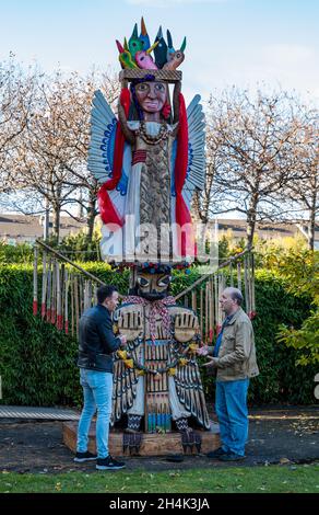 Hidden Garden, Glasgow, Schottland, Großbritannien, 03. November 2021. Totem Latamat, COP26: Dieses handgeschnitzte Totem ist für die COP26 9000 km von der mexikanischen Region Totonacapan nach Großbritannien gereist und hat eine Botschaft an die Staats- und Regierungschefs der Welt für die Notwendigkeit sofortiger Maßnahmen zur Störung der durch den Klimawandel verursachten Schäden übermittelt. Das 4,5 m hohe Kunstwerk befindet sich in den Hidden Gardens. Das Totem ist Teil von ORIGINS, einem einjährigen Indigenen- und Kunst- und Kulturfestival. Im Bild: Des Clarke interviewt Michael Walling, künstlerischer Leiter von Border Crossings, der das Totem in Auftrag gab Stockfoto