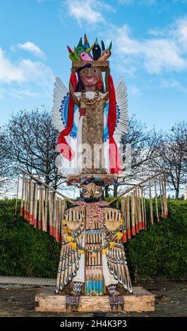 Hidden Garden, Glasgow, Schottland, Großbritannien, 03. November 2021. Totem Latamat, COP26: Dieses handgeschnitzte Totem ist für die COP26 9000 km von der mexikanischen Region Totonacapan nach Großbritannien gereist und hat eine Botschaft an die Staats- und Regierungschefs der Welt für die Notwendigkeit sofortiger Maßnahmen zur Störung der durch den Klimawandel verursachten Schäden übermittelt. Das 4,5 m hohe Kunstwerk befindet sich in den Hidden Gardens. Das Totem ist Teil von ORIGINS, einem einjährigen indigenen Kunst- und Kulturfestival Stockfoto