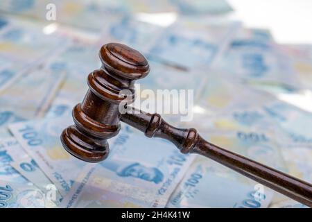 Gericht gavel auf Geld Hintergrund. Türkische Lira Geld und Richter gavel auf dem Tisch. Urteil und Bestechung. Korruption Stockfoto