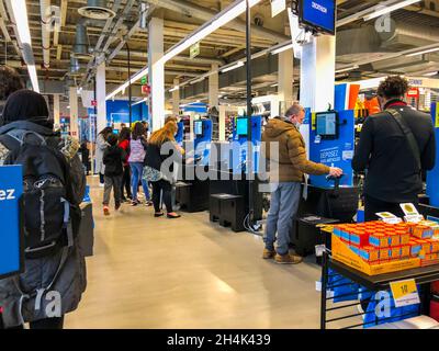 Paris, Frankreich, Leute kaufen im Sportgeschäft, innen mit automatischen Selbstkassenautomaten Decathlon Rive Gauche Stockfoto