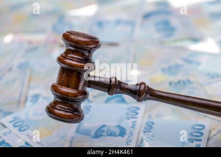 Gericht gavel auf Geld Hintergrund. Türkische Lira Geld und Richter gavel auf dem Tisch. Urteil und Bestechung. Korruption Stockfoto