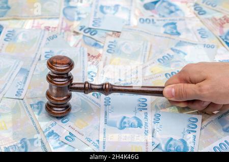 Gericht gavel auf Geld Hintergrund. Türkische Lira Geld und Richter gavel auf dem Tisch. Urteil und Bestechung. Korruption Stockfoto