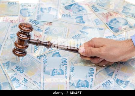 Gericht gavel auf Geld Hintergrund. Türkische Lira Geld und Richter gavel auf dem Tisch. Urteil und Bestechung. Korruption Stockfoto