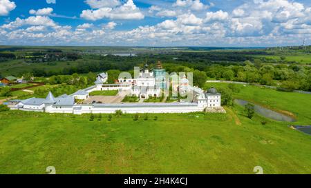 Draufsicht auf das Belopesotsky-Kloster der Heiligen Dreifaltigkeit in Kashira, Russland Stockfoto