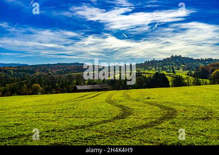 Schöner Blick über grüne Felder auf Grafenberg Stockfoto