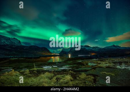 Nordlichter über der ländlichen Landschaft, Flakstad, Lofoten, Nordland, Norwegen Stockfoto