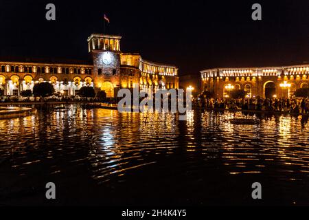 Nacht auf dem Platz der Republik in Jerewan, Armenien Stockfoto