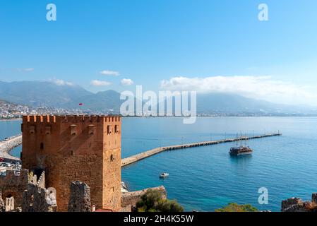 Nahaufnahme des Roten Turms im Hintergrund des Meeres, bekannt als Kyzyl Kule in Alanya, Antalya, Türkei. Stockfoto