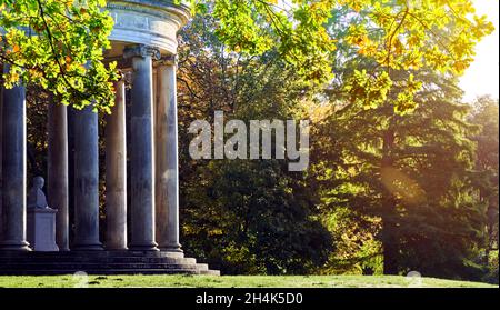 Im Herbst wurden Säulen des Leibniz-Tempels in einem sonnenbeschienenen Park in Hannover ausgewaschen Stockfoto