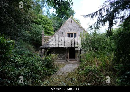 Die St. John the Baptist Kirche in Matlock Bath wurde 1897 für Louisa Sophia Harris erbaut und wurde von Guy Dawber entworfen, der nun von Friends of Friendless Churches betreut wird Stockfoto