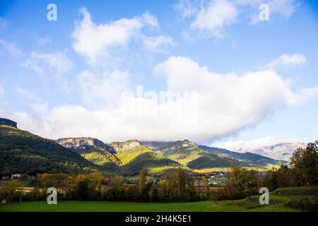 Herbstaufgang über der ländlichen Landschaft, La Vall d'en Bas, La Garrotxa, Girona, Spanien Stockfoto