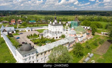 Draufsicht auf das Belopesotsky-Kloster der Heiligen Dreifaltigkeit in Kashira, Russland Stockfoto