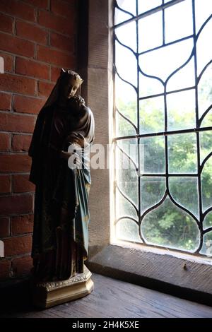 Die St. John the Baptist Kirche in Matlock Bath wurde 1897 für Louisa Sophia Harris erbaut und wurde von Guy Dawber entworfen, der nun von Friends of Friendless Churches betreut wird Stockfoto