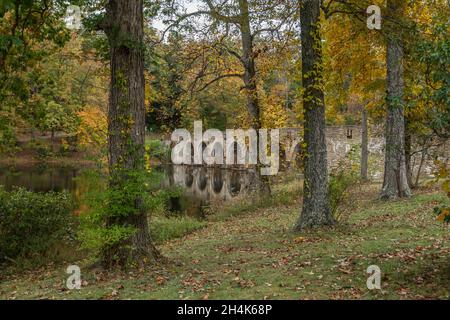 Seitenansicht der alten Steinbrücke im cumberland Mountain State Park in tennessee, umgeben von den bunten Bäumen im Herbst Stockfoto