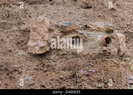 Alte gebrochene Rohrleitungen im Boden Stockfoto